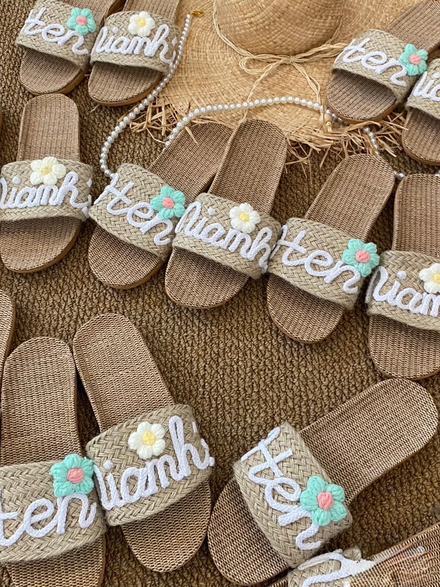 MOQ 100pcs Custom Straw Slippers – Personalized Gifts for Weddings, Resorts & Brands